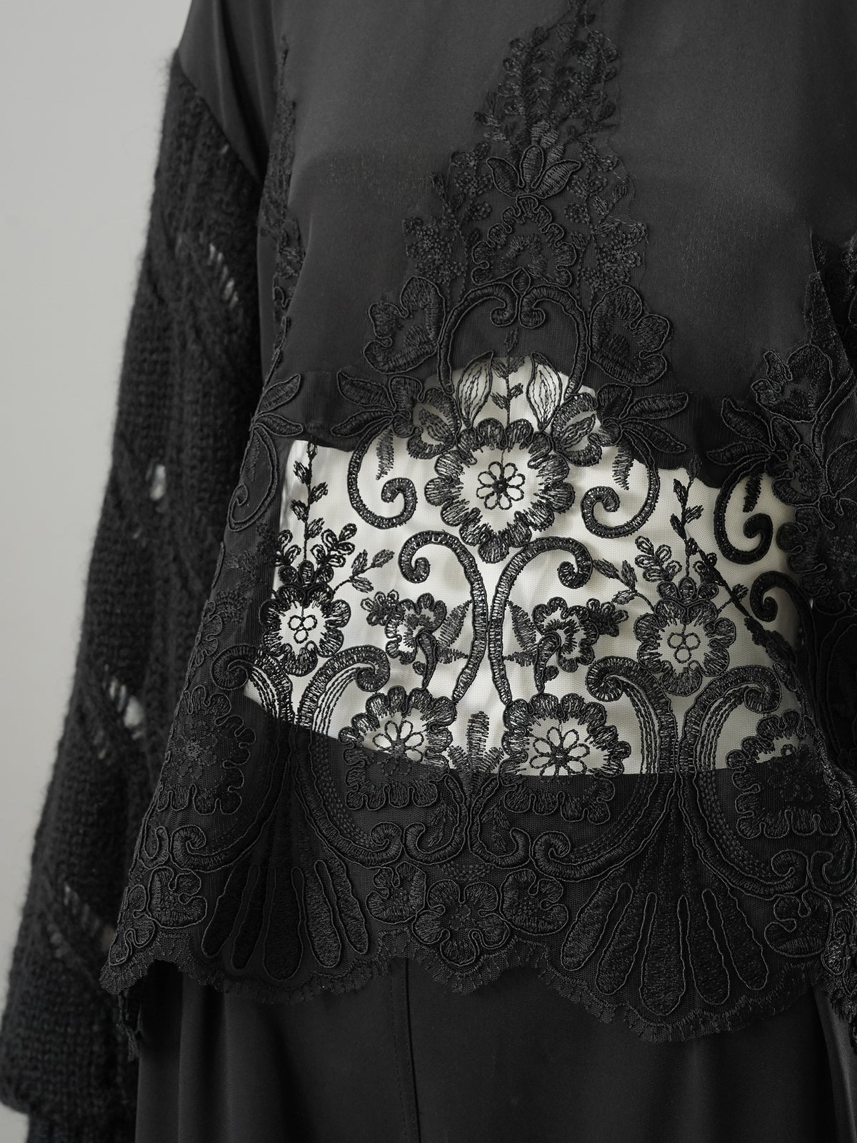Schwarzer Grobstrickpullover mit Spitze und Satin von Maurizio Mykonos – Ansicht 4