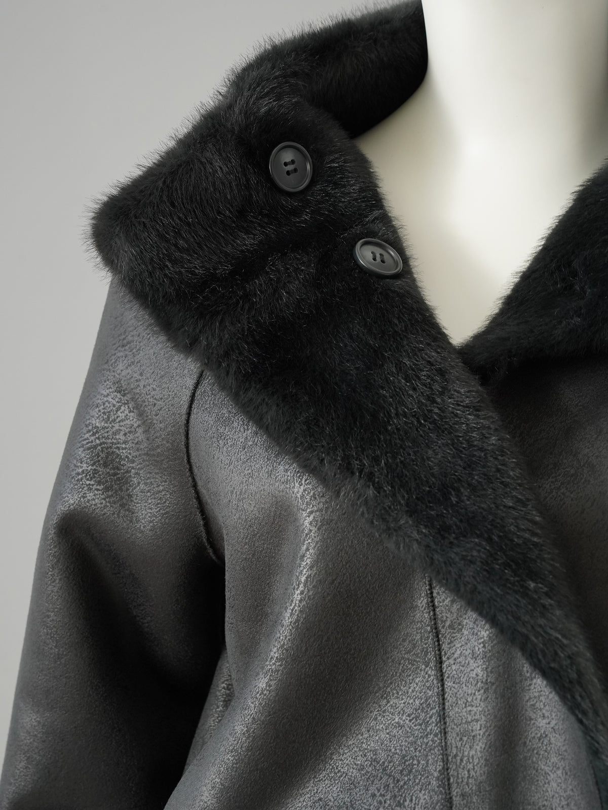 Dunkelgraue Wendejacke in Nerzoptik und Lederoptik von Studio AR – Ansicht 7
