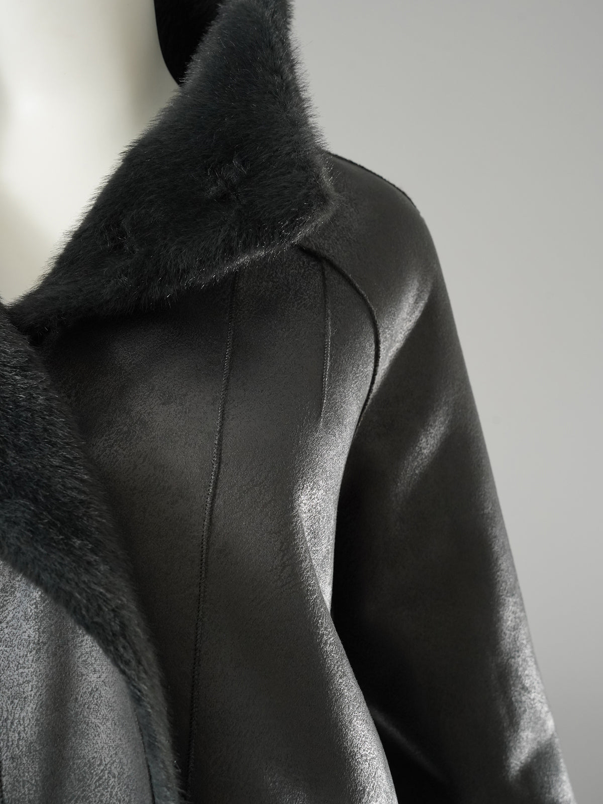Dunkelgraue Wendejacke in Nerzoptik und Lederoptik von Studio AR – Ansicht 5