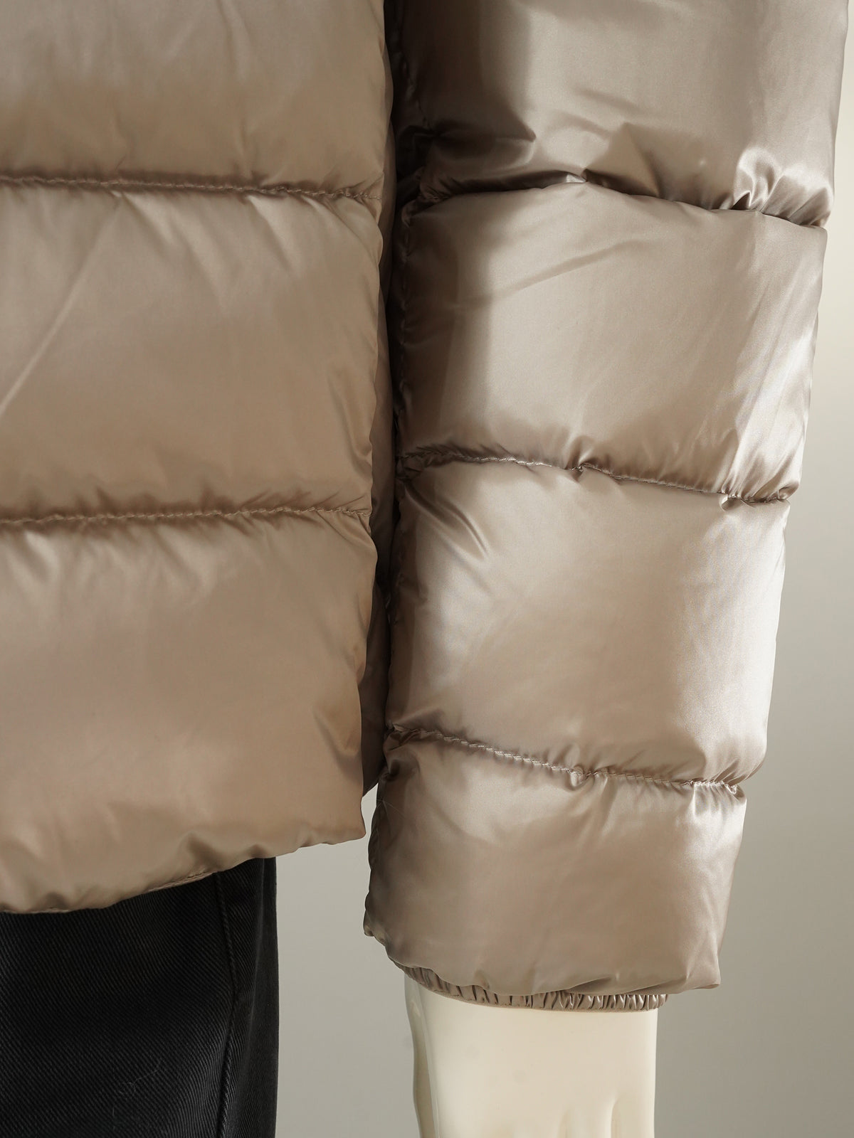 Beigefarbene Daunenjacke mit Perlmuttschimmer von Parajumpers – Ansicht 4
