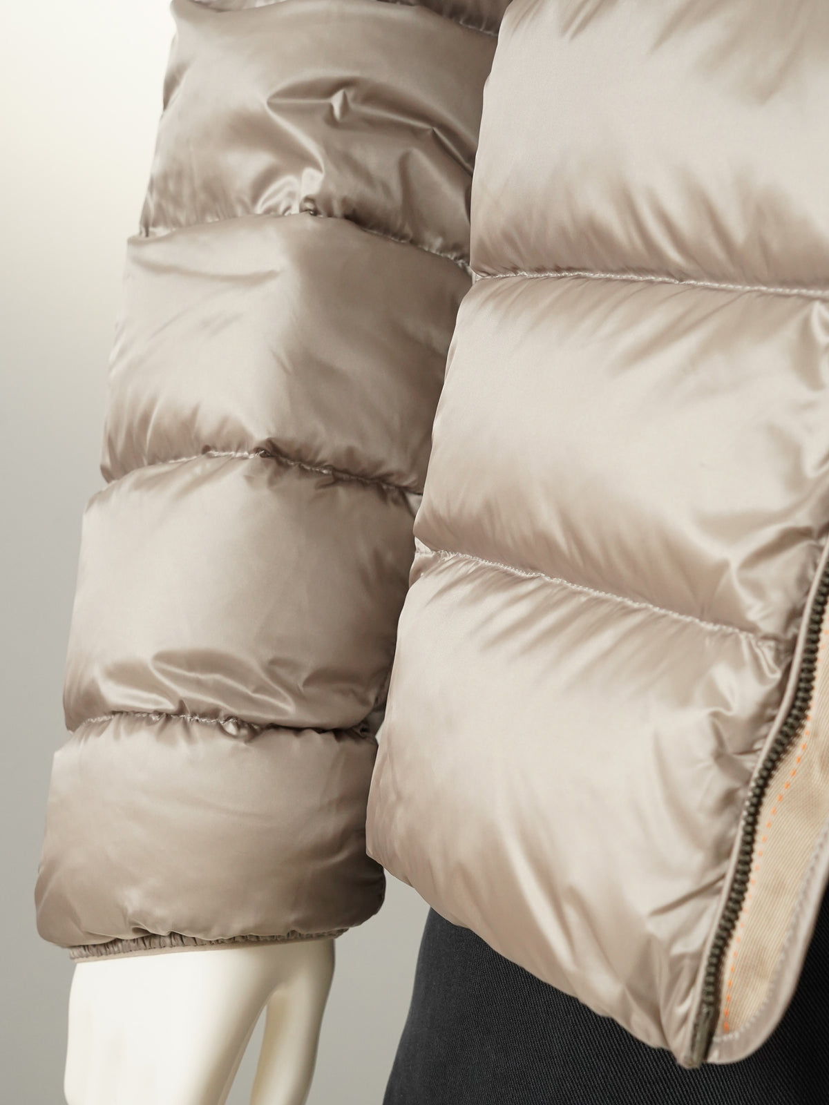 Beigefarbene Daunenjacke mit Perlmuttschimmer von Parajumpers – Ansicht 6