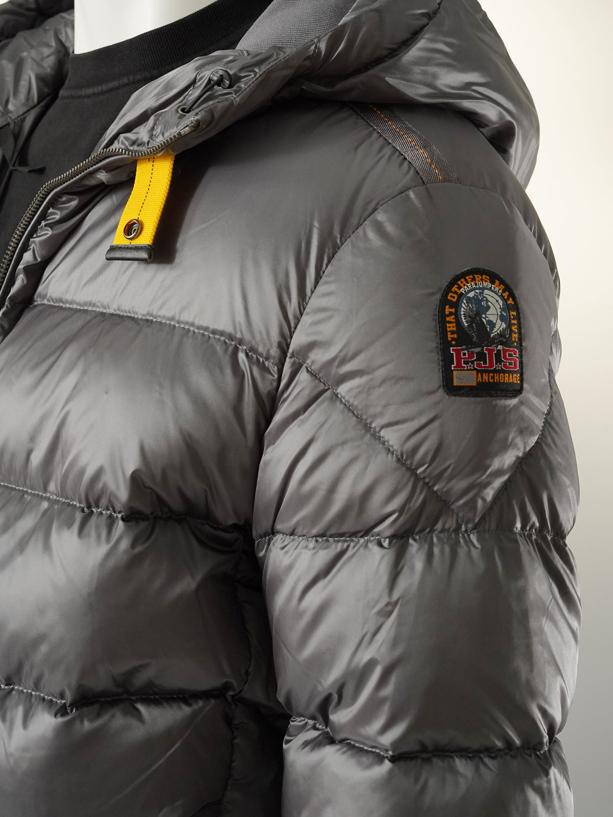 Mittelgraue Daunenjacke mit Kapuze von Parajumpers – Ansicht 2