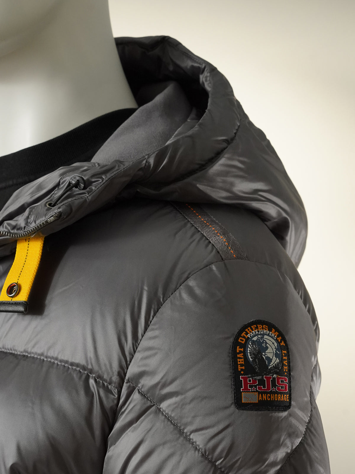 Mittelgraue Daunenjacke mit Kapuze von Parajumpers – Ansicht 4