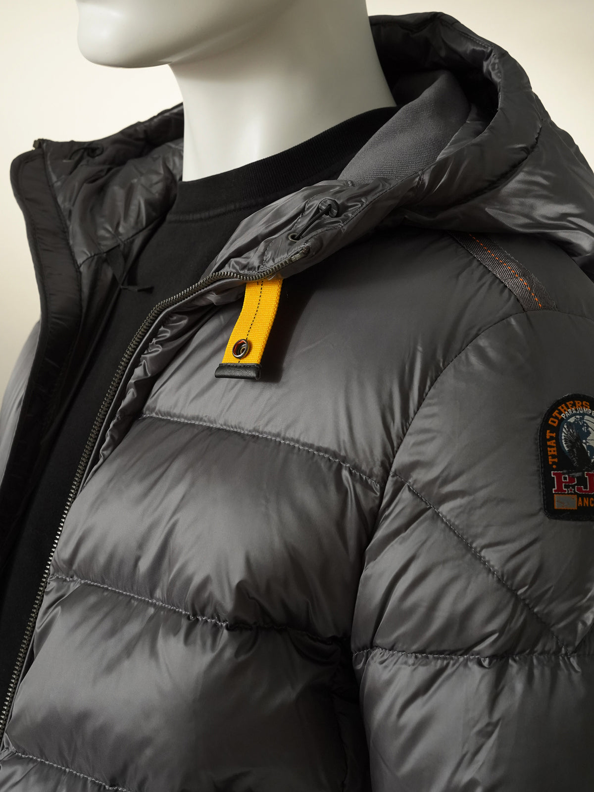 Mittelgraue Daunenjacke mit Kapuze von Parajumpers – Ansicht 6