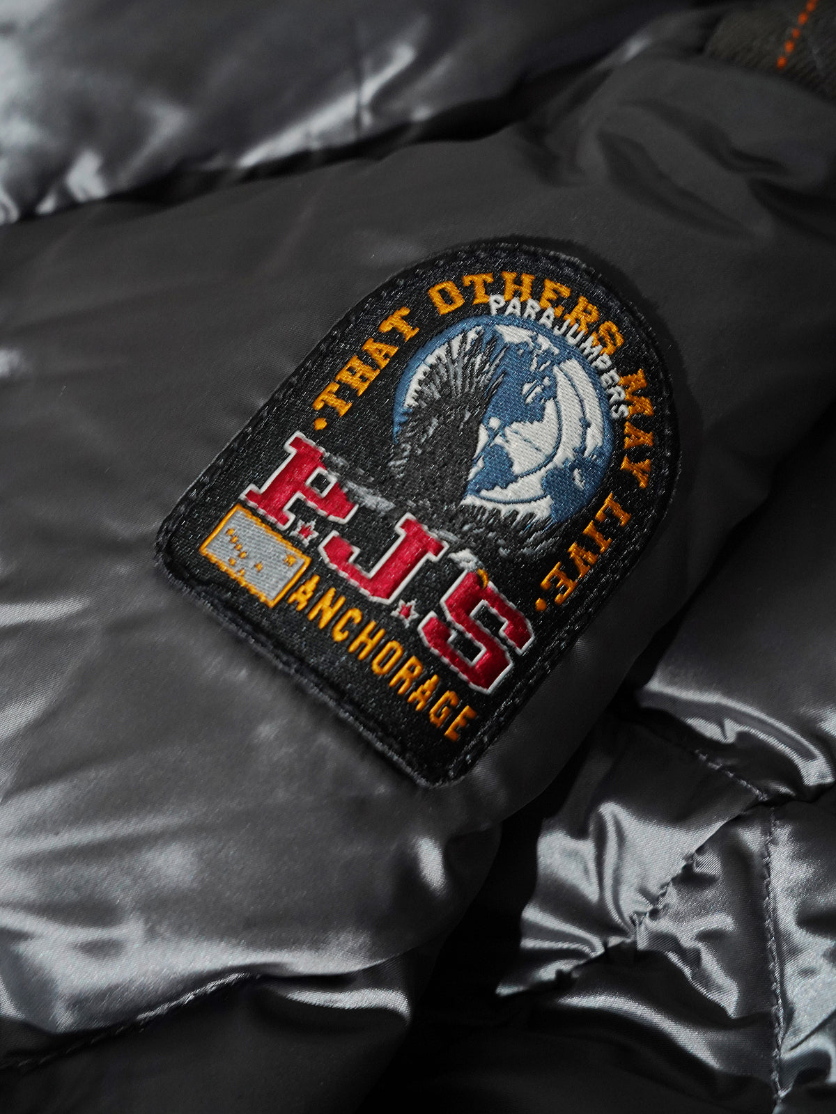 Mittelgraue Daunenjacke mit Kapuze von Parajumpers – Ansicht 7