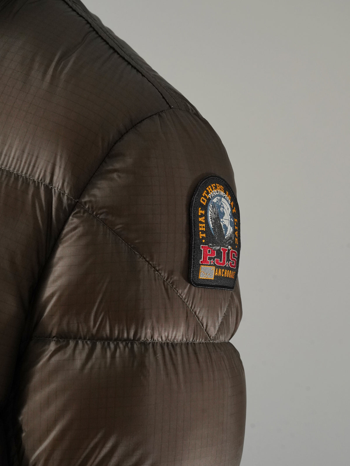 Zweifarbige Daunenjacke in Braun und Oliv von Parajumpers – Ansicht 5