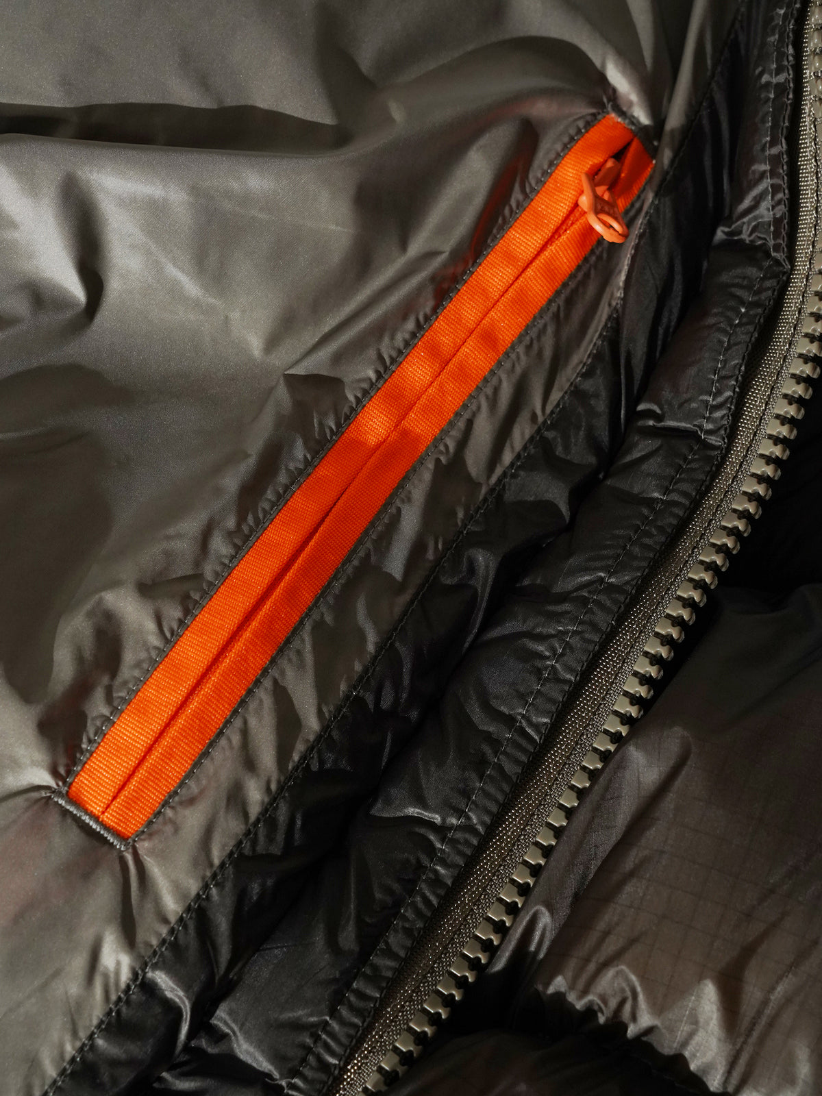 Zweifarbige Daunenjacke in Braun und Oliv von Parajumpers – Ansicht 8