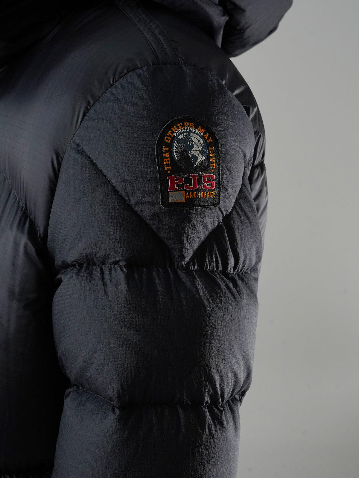 Marineblaue Daunenjacke mit Kapuze von Parajumpers – Ansicht 4