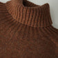 Haselnussbrauner Rollkragenpullover von Glenugie – Detail des Rollkragens aus Rippstrick