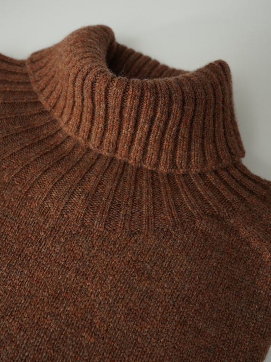 Haselnussbrauner Rollkragenpullover von Glenugie – Detail des Rollkragens aus Rippstrick