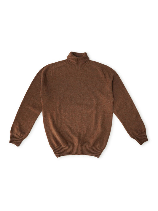 Haselnussbrauner Rollkragenpullover von Glenugie – Vorderansicht