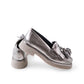 Silberfarbener Loafer