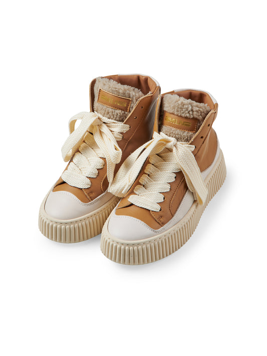 Camelfarbener Sneaker mit Lammfellzunge von Meline