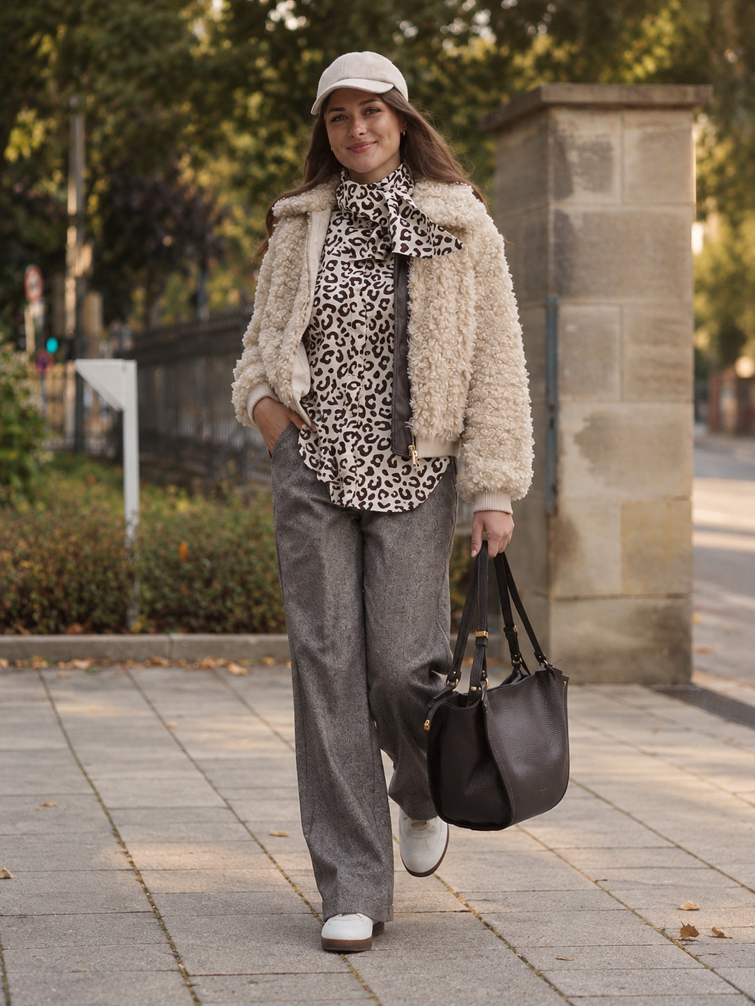 Beigefarbener Fake-Fur-Blouson in Lockenfell-Optik von Hemisphere – Ansicht 2