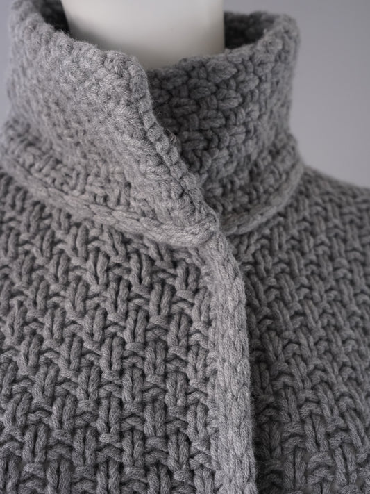 Graue Flechtstrick-Jacke mit hohem Kragen von FFC – Ansicht 2