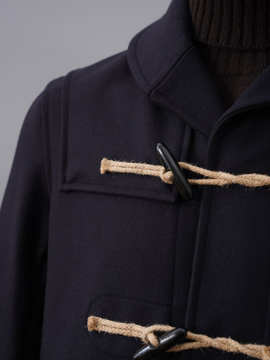 Dunkelblauer, kurzer Duffle-Coat mit Schalkragen von Gloverall – Ansicht 3
