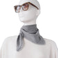 Graumeliertes Cashmere-Dreieckstuch von S.Marlon mit Fransenrand, um den Hals gebunden