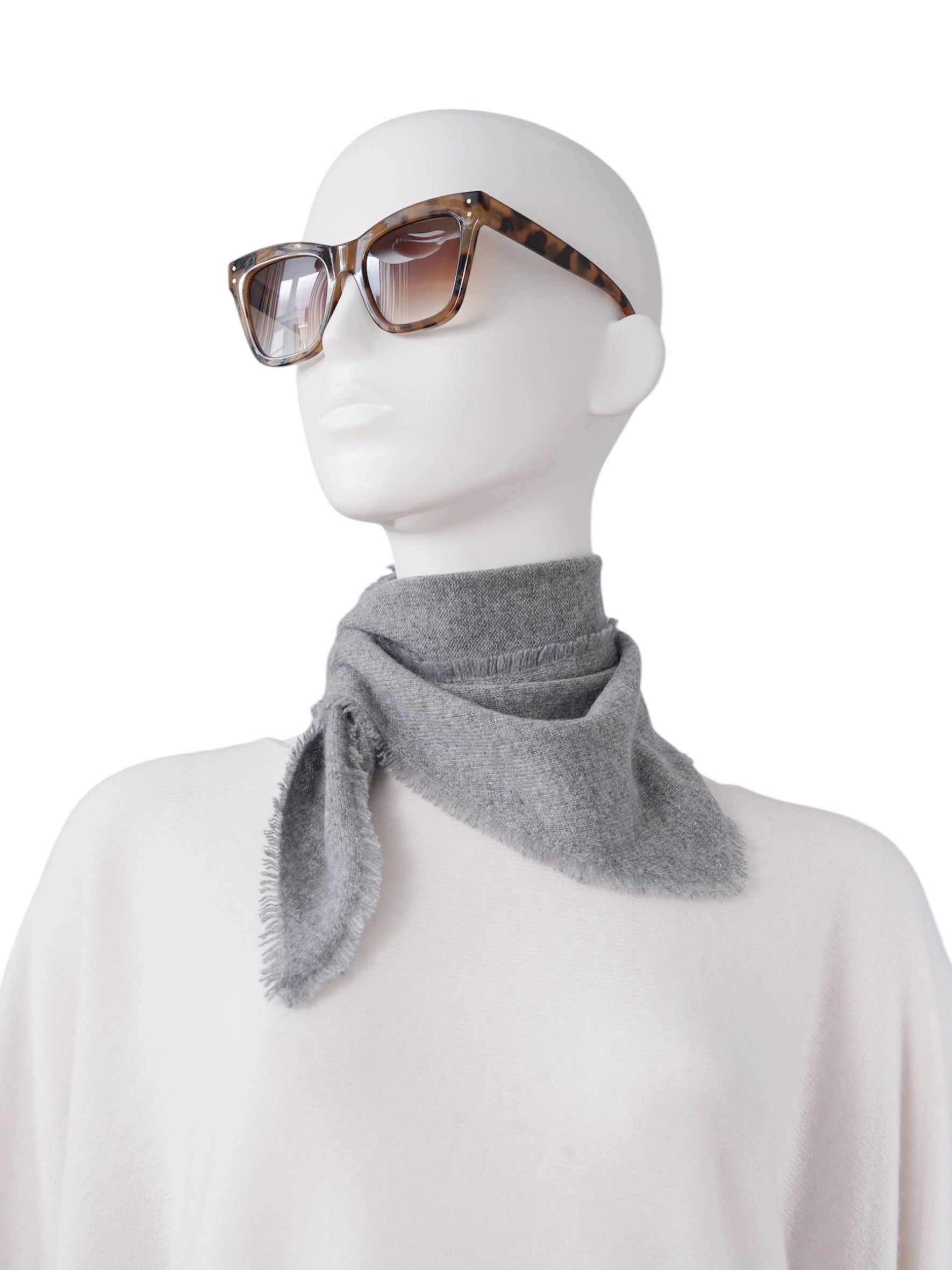 Graumeliertes Cashmere-Dreieckstuch von S.Marlon mit Fransenrand, um den Hals gebunden