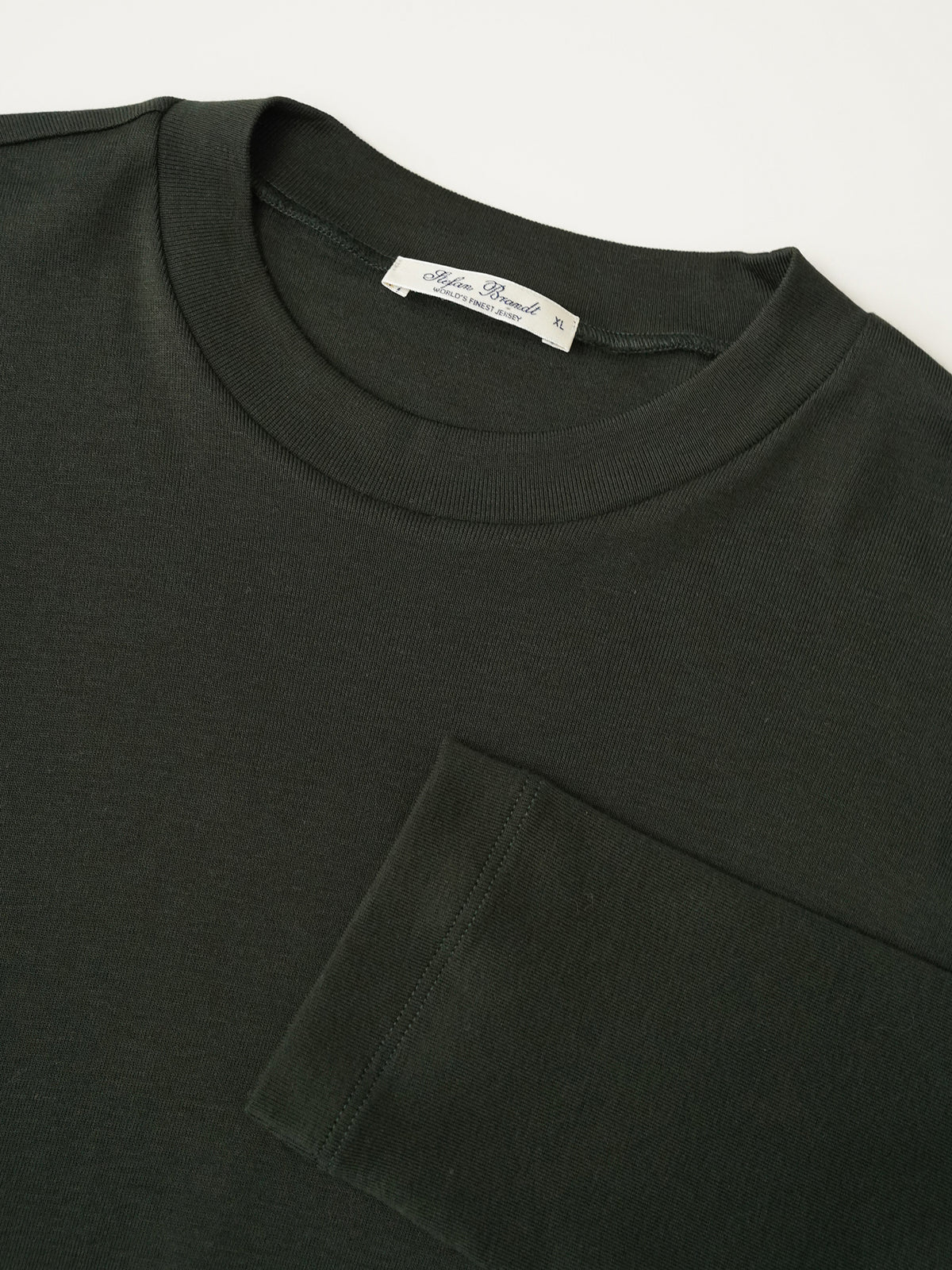 Flaschengrünes Langarmshirt aus feiner Rippe von Stefan Brandt – Detailansicht des Kragens mit Label