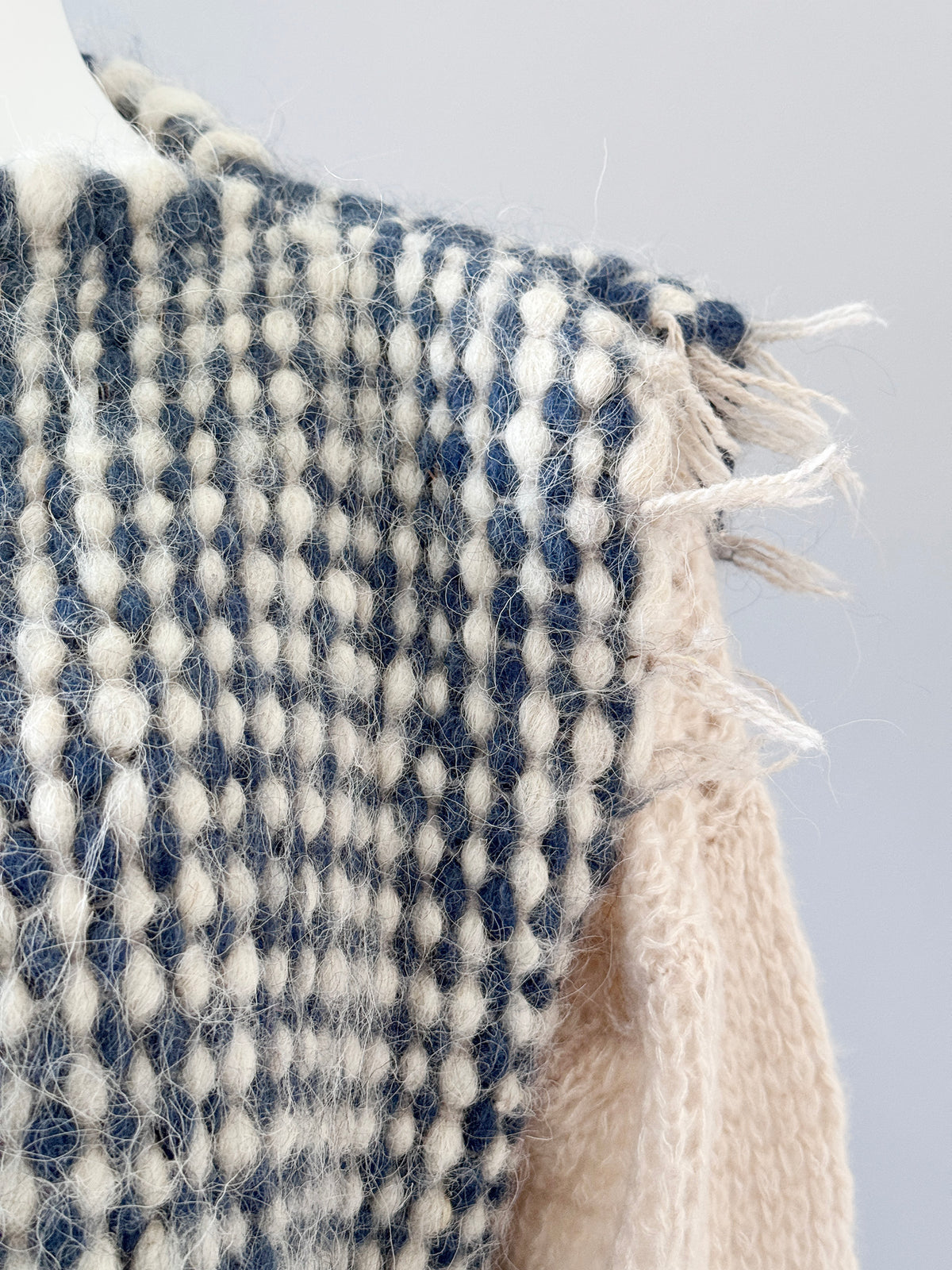 Blau-naturweiße handgewebte Wollweste im Gittermuster von Carpatka – Schulter mit Fransen am Armausschnitt