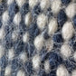 Blau-naturweiße handgewebte Wollweste im Gittermuster von Carpatka – Nahaufnahme des Noppengewebes