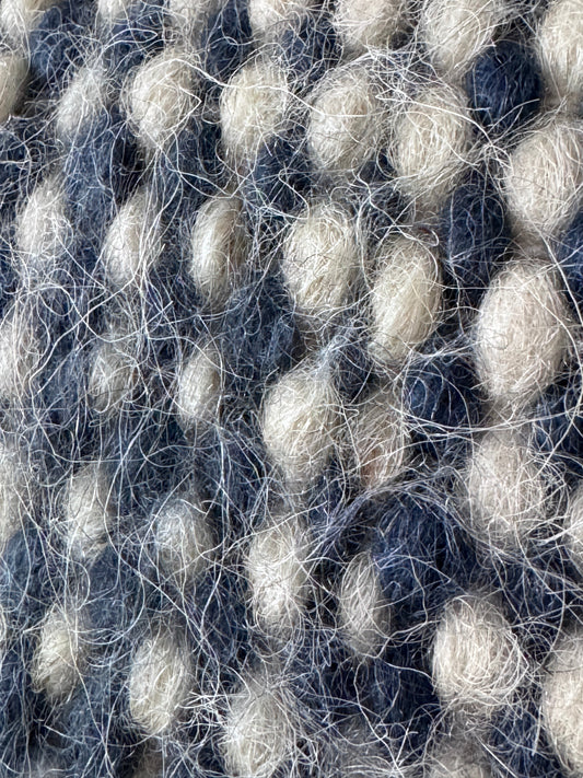 Blau-naturweiße handgewebte Wollweste im Gittermuster von Carpatka – Nahaufnahme des Noppengewebes