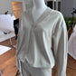 Steinfarbener V-Neck-Sweater mit Ballonärmeln