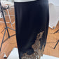 Schwarzer Satin-Rock mit Spitzen-Applikation