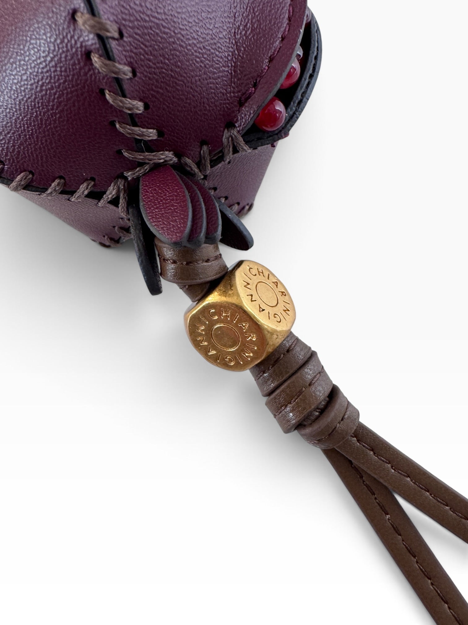 Bordeauxfarbener Taschenanhänger „Granatapfel“ von Gianni Chiarini – Ansicht 3