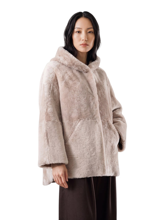 Camelfarbene wendbare Lammfelljacke mit Kapuze von Werner Christ