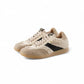 Sandfarbener Sneaker mit schwarzen Details
