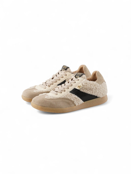 Sandfarbener Sneaker mit schwarzen Details von Pedro Miralles