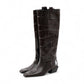Dunkelbrauner Stiefel mit Kroko-Print