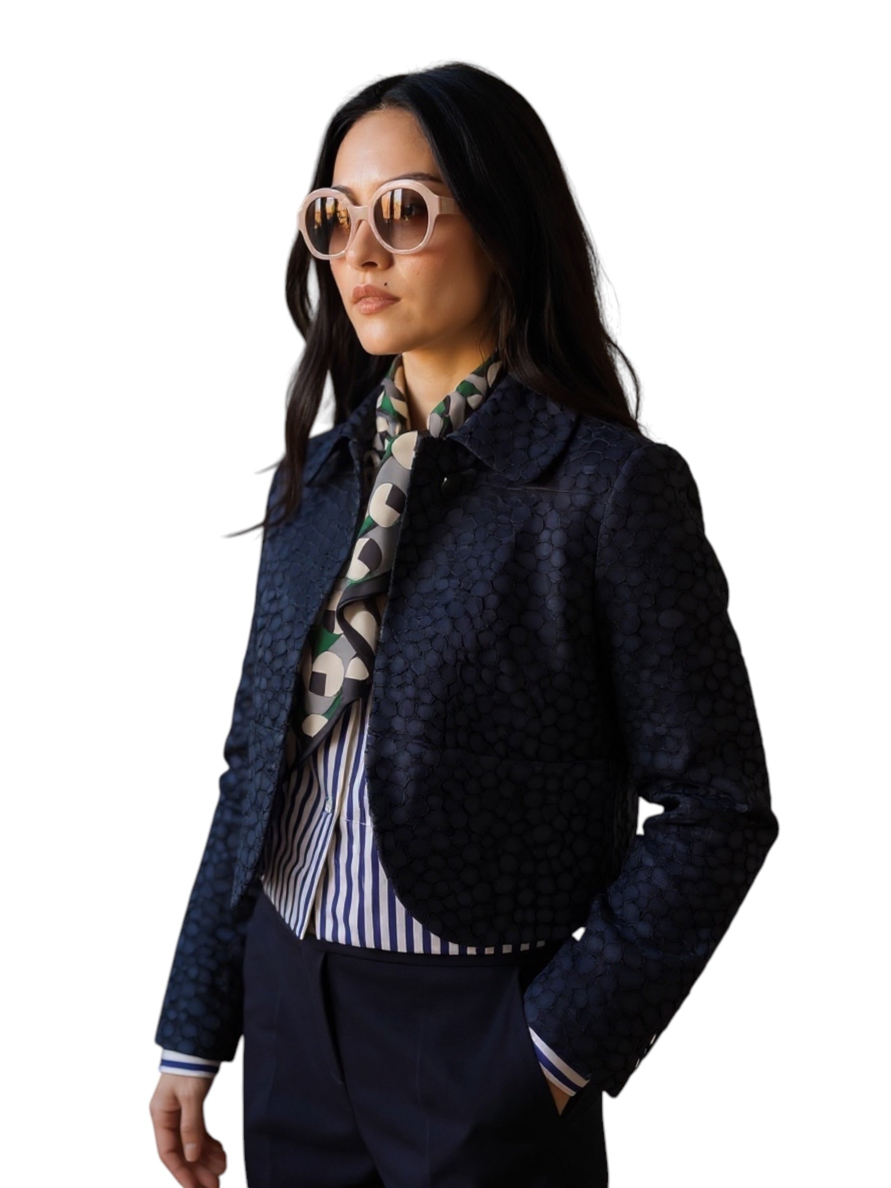 Dunkelblaue Kurzjacke mit Bubikragen und Struktur von ODEEH – Ansicht 3