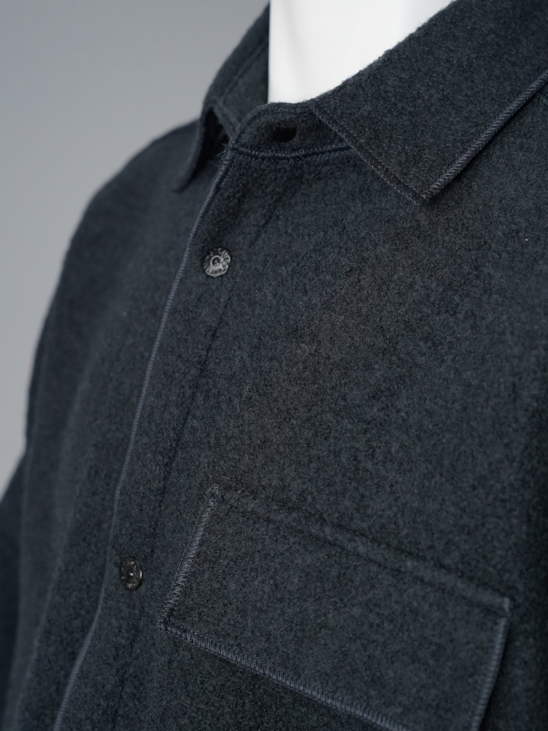 Graublaues Overshirt aus gekochter Wolle mit Used-Kanten von Stone Island – Ansicht 4