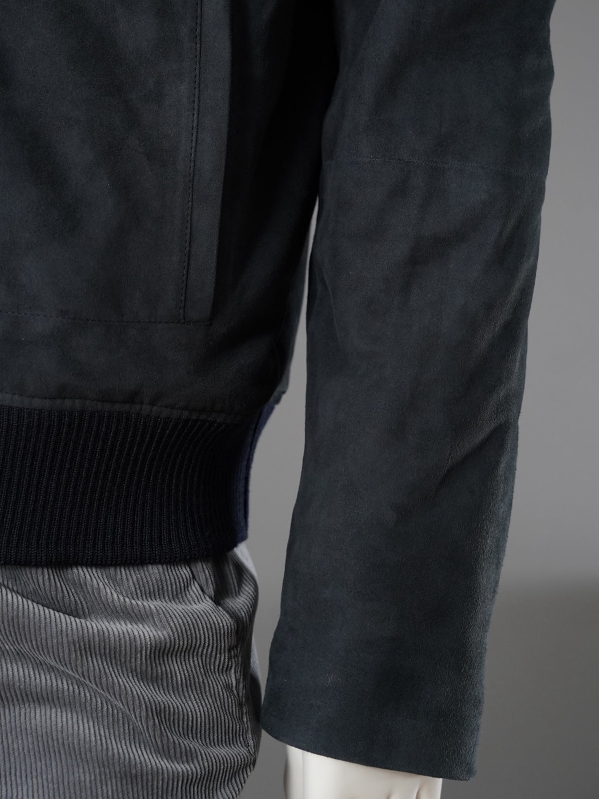 Dunkelblaue Lederjacke aus Veloursleder mit Shearling-Kragen von Corneliani – Ansicht 4