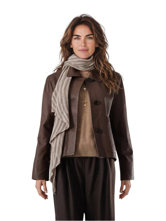 Dunkelbraune kurze Lederjacke mit Hemdkragen von Studio AR