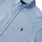 Hellblaues Polo-Hemd mit Button-Down