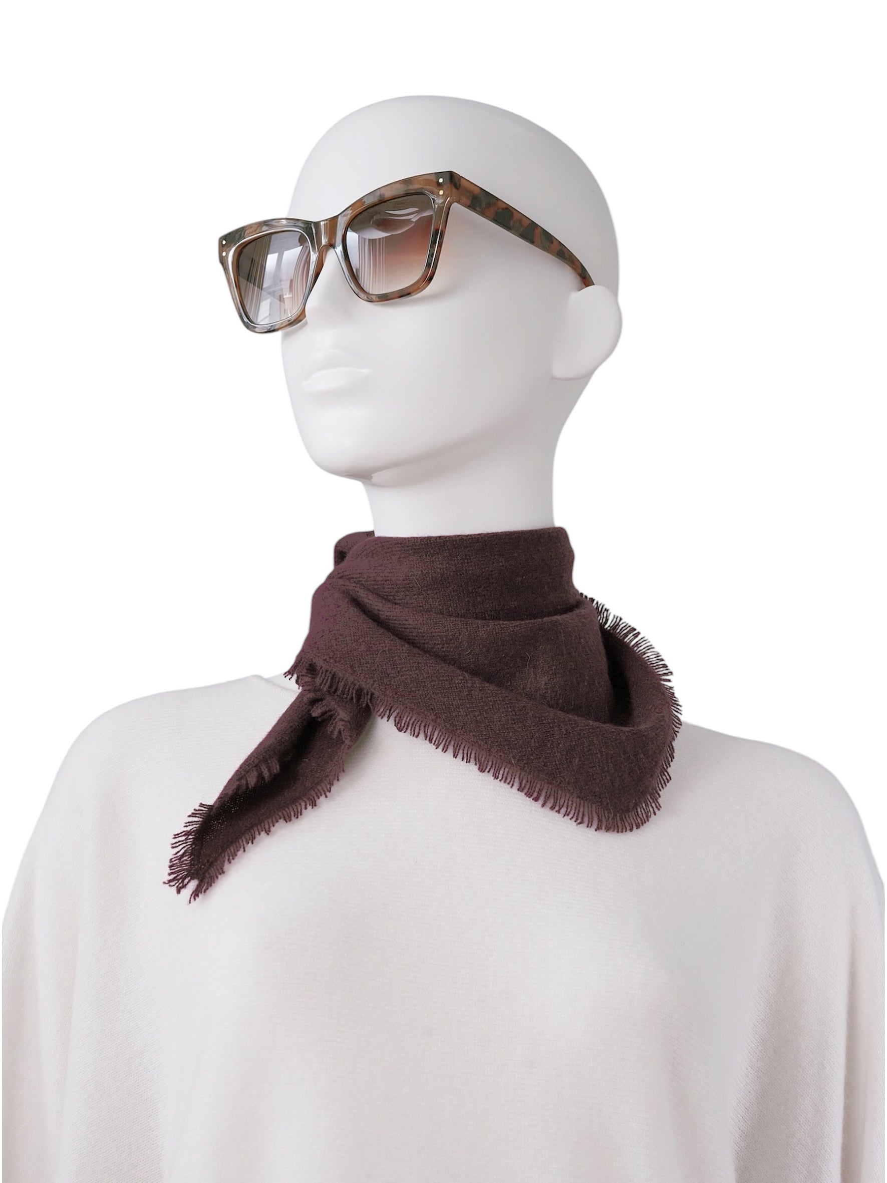 Dunkelbraunes Cashmere-Dreieckstuch von S.Marlon mit Fransenrand, um den Hals gebunden