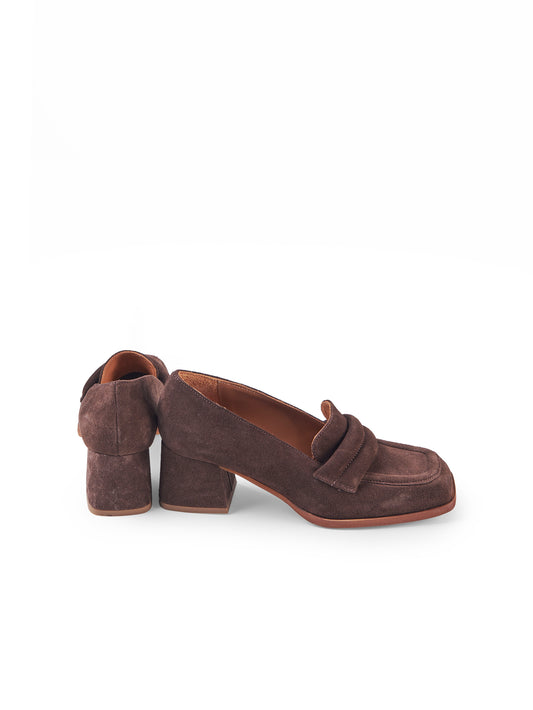 Brauner Velours-Collegeschuh mit Absatz von Bukela – Ansicht 2