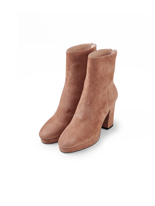 Camelfarbene Velours-Stiefelette mit Absatz von Lola Cruz