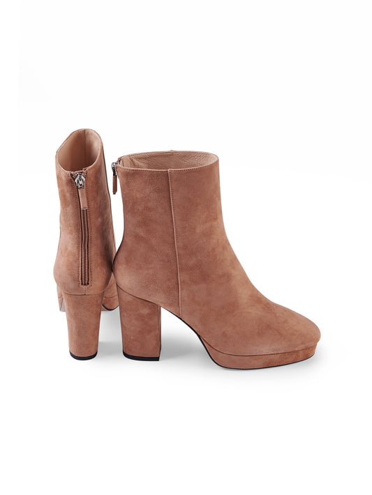 Camelfarbene Velours-Stiefelette mit Absatz von Lola Cruz – Ansicht 2