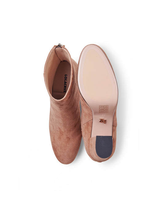 Camelfarbene Velours-Stiefelette mit Absatz von Lola Cruz – Ansicht 3