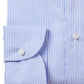 Hellblaues, fein gestreiftes Hemd mit Button-Down