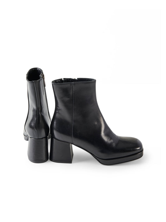 Schwarze Stiefelette mit Absatz von Bukela – Ansicht 2