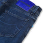 Dunkelblaue Jeans mit dezenter Waschung