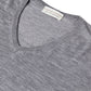 Grauer V-Neck-Pullover